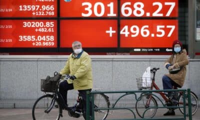 Fotografía de personas en bicicletas en Tokio, Japón. EFE/FRANCK ROBICHON