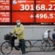 Fotografía de personas en bicicletas en Tokio, Japón. EFE/FRANCK ROBICHON