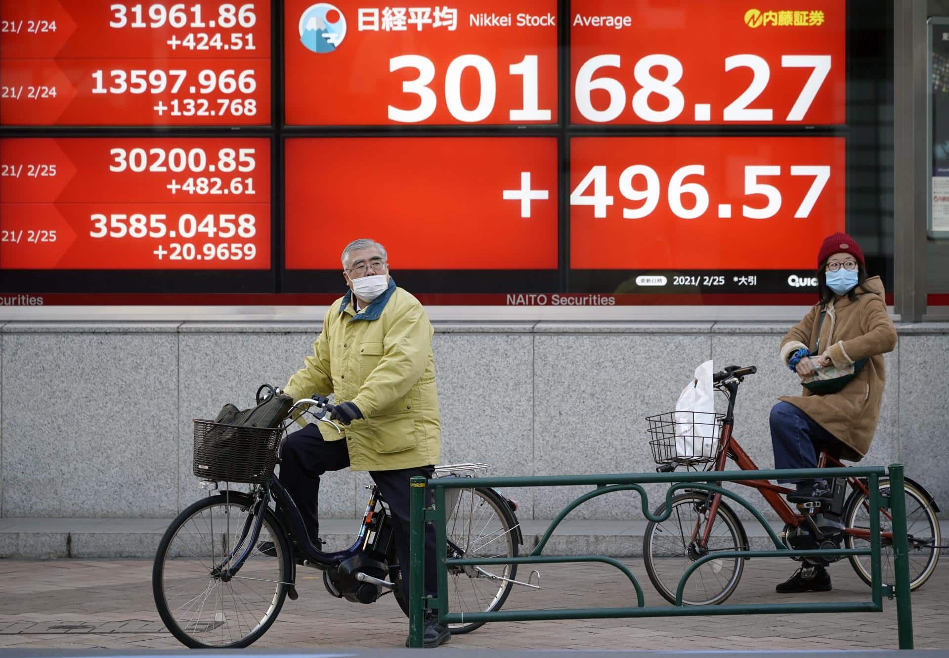 Fotografía de personas en bicicletas en Tokio, Japón. EFE/FRANCK ROBICHON