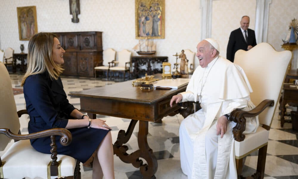 Imagen de archivo del papa Francisco durante una audiencia en el Vaticano con la presidenta del Parlamento Europeo, Roberta Metsola. EFE/ Mario Tomassetti / Vaticano***SOLO USO EDITORIAL/SOLO DISPONIBLE PARA ILUSTRAR LA NOTICIA QUE ACOMPAÑA (CRÉDITO OBLIGATORIO)***