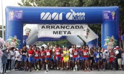 Imagen de archivo de corredores participan en el maratón Marabana 2023. EFE/Yander Zamora