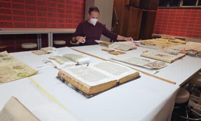 El investigador Álvaro Solbes seca libros incunables mojados en la localidad española de Algemesí a causa de la gran riada del 29 de octubre pasado. EFE/ Museo L'esart de Algemesí / ***SOLO USO EDITORIAL/SOLO DISPONIBLE PARA ILUSTRAR LA NOTICIA QUE ACOMPAÑA (CRÉDITO OBLIGATORIO)***