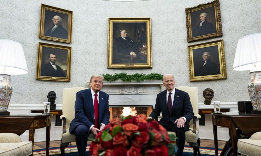 El presidente de Estados Unidos, Joe Biden (derecha), y el presidente electo Donald Trump durante una reunión en la Oficina Oval de la Casa Blanca en Washington, DC, EE.UU., el 13 de noviembre de 2024. EFE/EPA/AL DRAGO / POOL