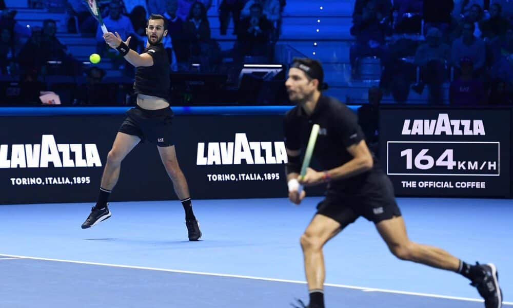 El salvadoreño Marcelo Arevaloy el croata Mate Pavic durante su partido ante el británico Henry Patten ouy el finlandés Harri Heliovaara oen Turín, Italia. EFE/EPA/Alessandro Di Marco