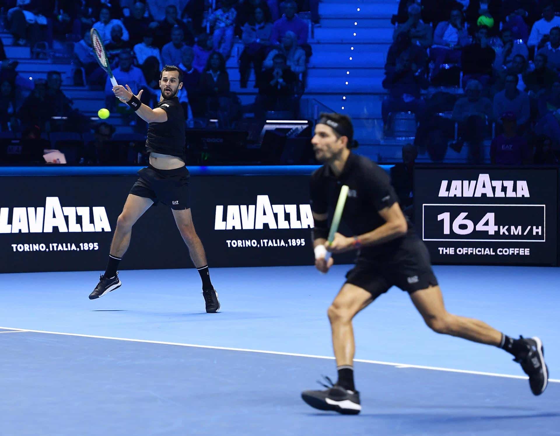 El salvadoreño Marcelo Arevaloy el croata Mate Pavic durante su partido ante el británico Henry Patten ouy el finlandés Harri Heliovaara oen Turín, Italia. EFE/EPA/Alessandro Di Marco