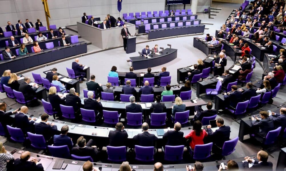 Vista general de la sesión del Parlamento alemán, en Berlín, el 7 de noviembre de 2024.EFE/EPA/HANNIBAL HANSCHKE