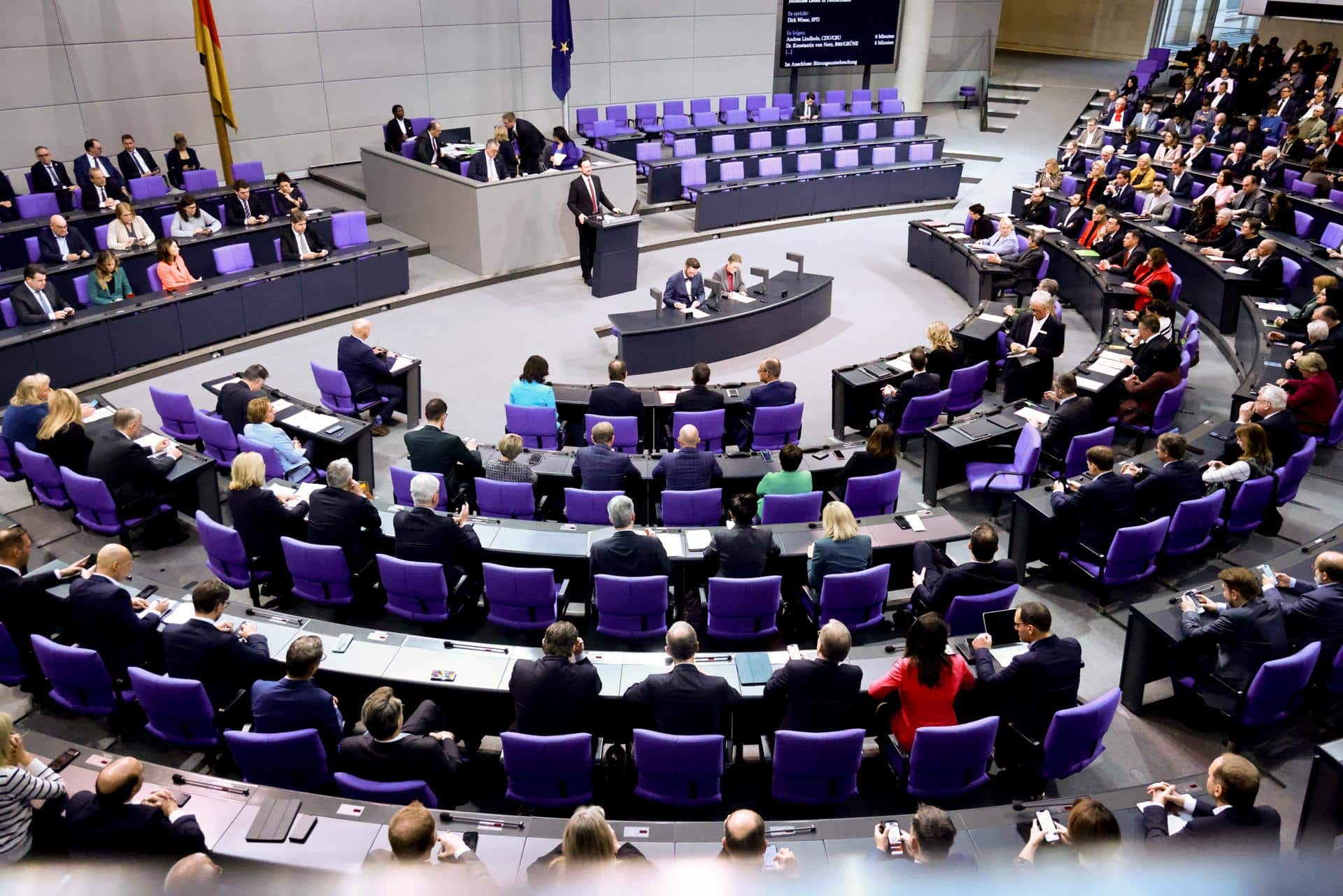 Vista general de la sesión del Parlamento alemán, en Berlín, el 7 de noviembre de 2024.EFE/EPA/HANNIBAL HANSCHKE