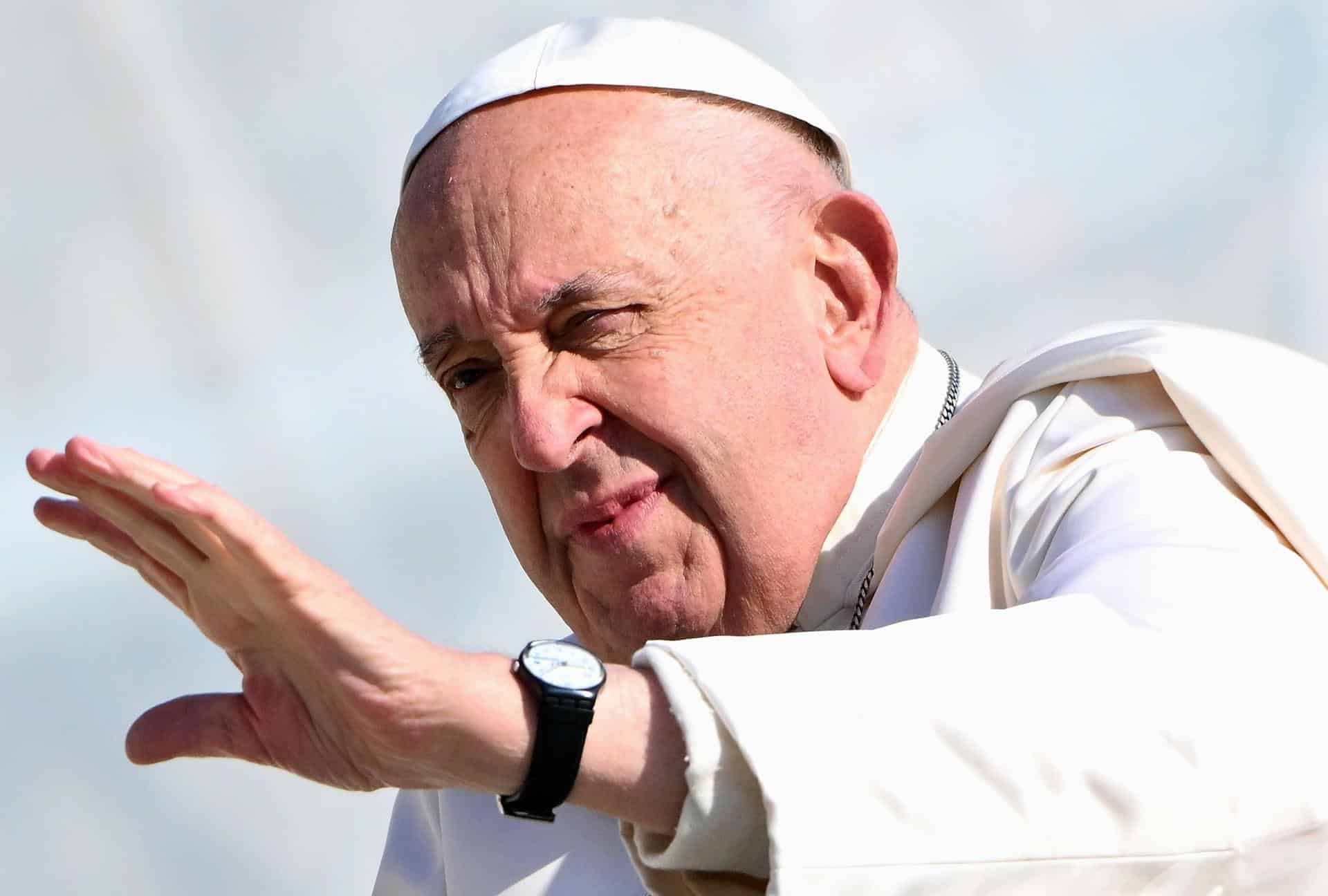 El Papa Francisco saluda al llegar a la audiencia general semanal en la Plaza de San Pedro, Ciudad del Vaticano, 06 de noviembre de 2024. EFE/EPA/ETTORE FERRARI