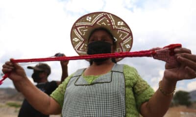 Una mujer muestra una onda o 'Waraka' durante un entrenamiento en Parotani (Bolivia). EFE/ Luis Gandarillas