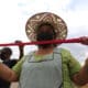 Una mujer muestra una onda o 'Waraka' durante un entrenamiento en Parotani (Bolivia). EFE/ Luis Gandarillas