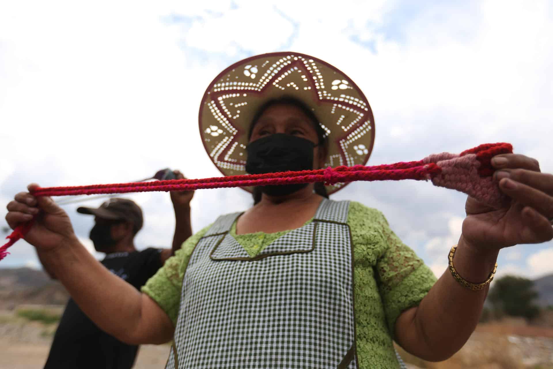 Una mujer muestra una onda o 'Waraka' durante un entrenamiento en Parotani (Bolivia). EFE/ Luis Gandarillas