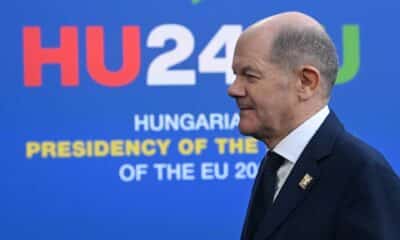 El canciller alemán Olaf Scholz llega a una cumbre informal del Consejo Europeo en el Estadio Puskas en Budapest, Hungría, el 08 de noviembre de 2024. La reunión informal tiene lugar tras la quinta cumbre de la Comunidad Política Europea. Hungría ocupa la presidencia del Consejo Europeo hasta el 31 de diciembre. (Hungría) EFE/EPA/SZILARD KOSZTICSAK HUNGRÍA FUERA