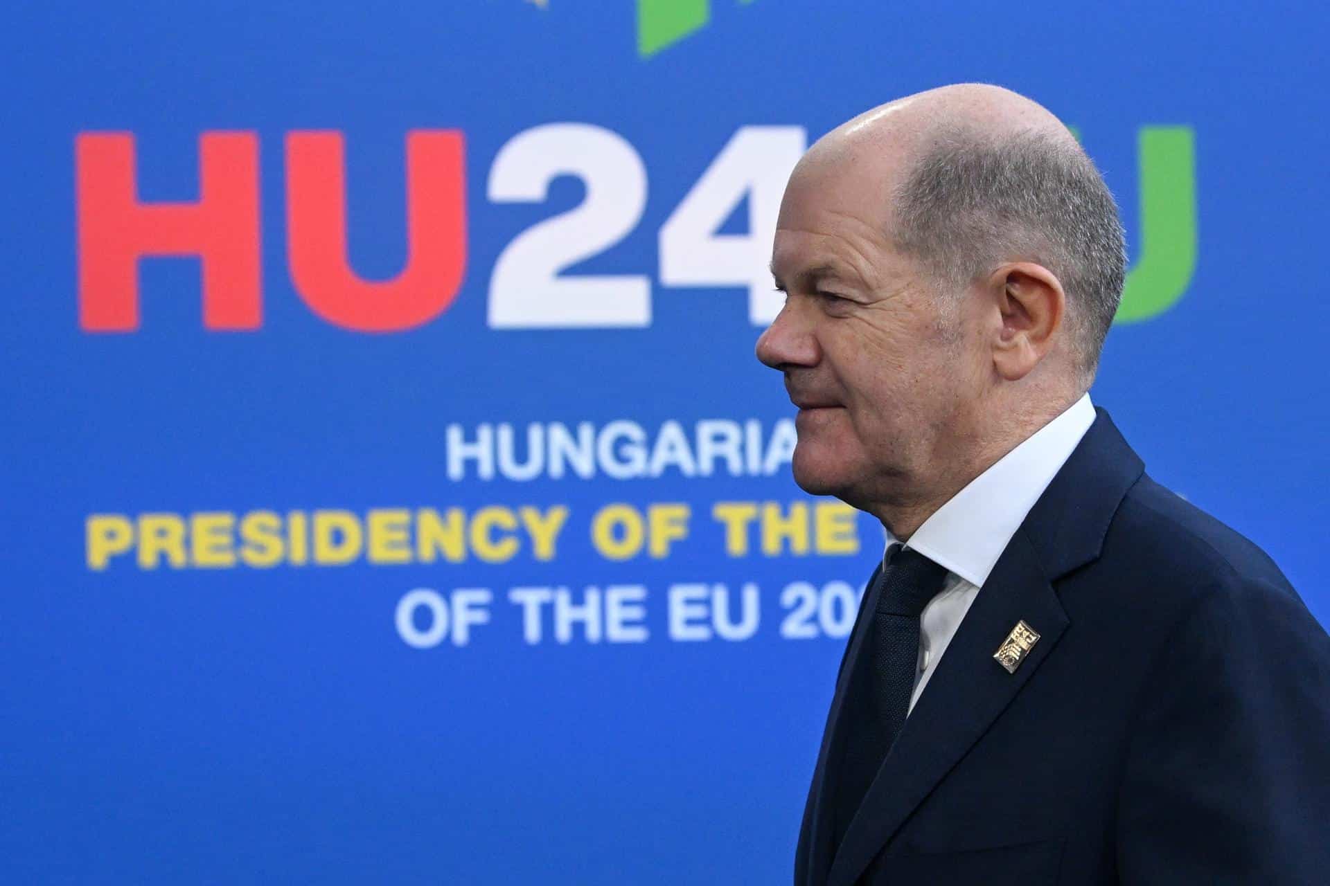 El canciller alemán Olaf Scholz llega a una cumbre informal del Consejo Europeo en el Estadio Puskas en Budapest, Hungría, el 08 de noviembre de 2024. La reunión informal tiene lugar tras la quinta cumbre de la Comunidad Política Europea. Hungría ocupa la presidencia del Consejo Europeo hasta el 31 de diciembre. (Hungría) EFE/EPA/SZILARD KOSZTICSAK HUNGRÍA FUERA