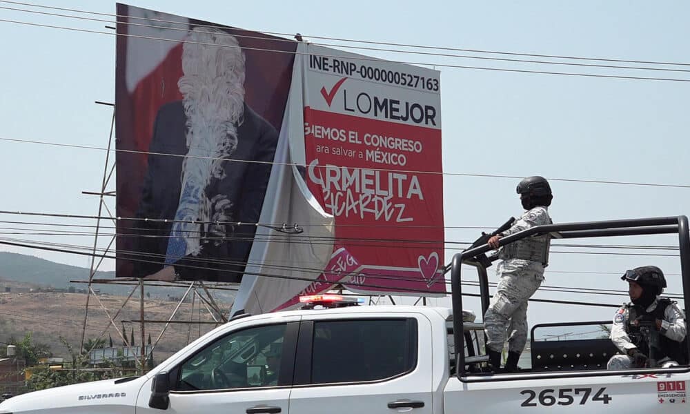 Policías vigilan una propaganda vandalizada por integrantes de la Coordinadora Nacional de Trabajadores de la Educación (CNTE) en la ciudad de Oaxaca (México). Imagen de archivo. EFE/Jesús Méndez