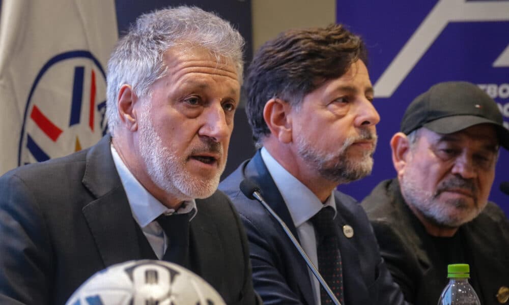 Foto de archivo del argentino Sergio Marchi (i), nuevo presidente de FIFPro, junto al director de la Oficina de la Organización de Estados Iberoamericanos en Paraguay, Germán García da Rosa (c), y el secretario general de Futbolistas Asociados del Paraguay (FAP), Rogelio Delgado. EFE/Ruben Peña