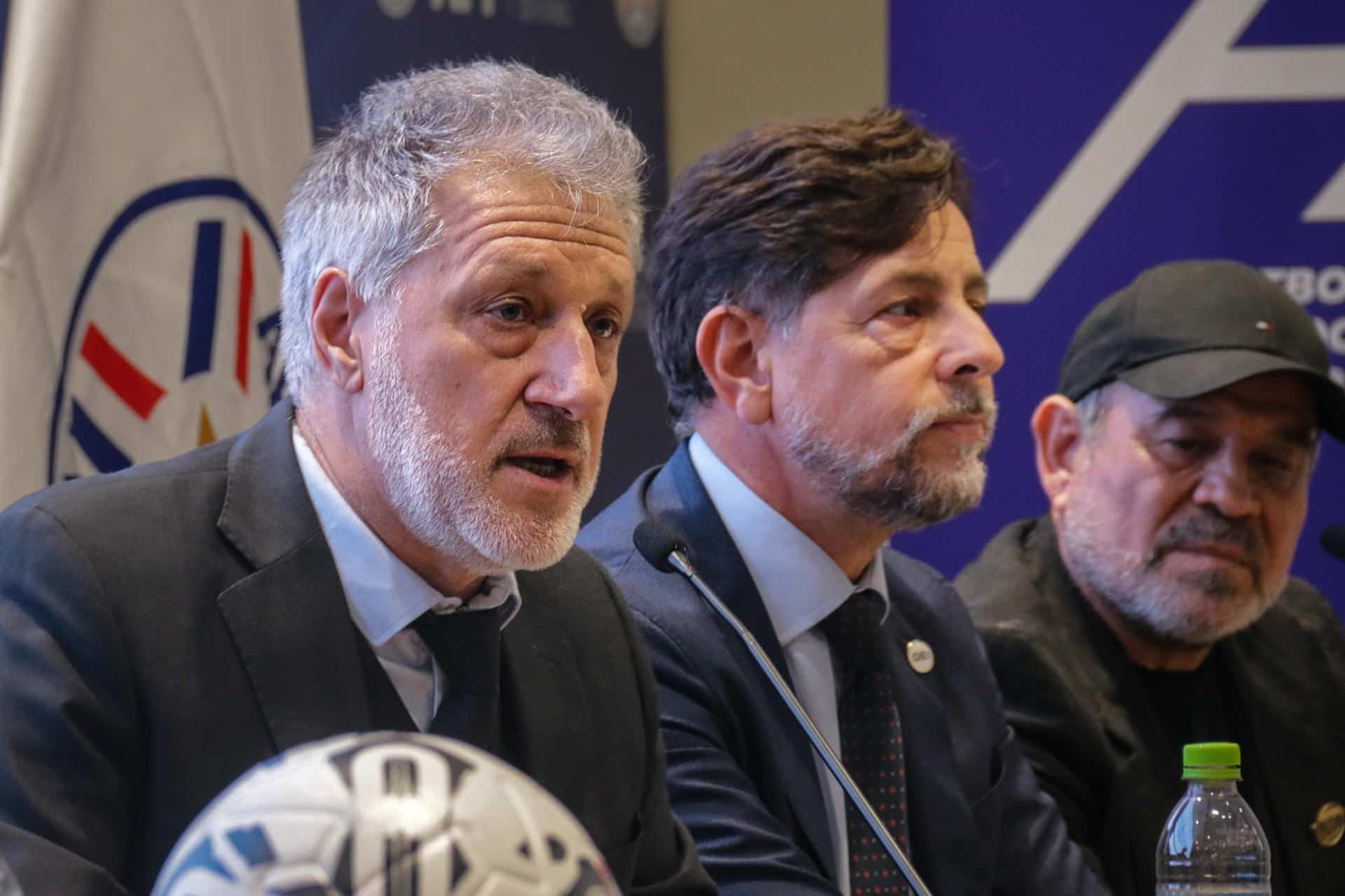 Foto de archivo del argentino Sergio Marchi (i), nuevo presidente de FIFPro, junto al director de la Oficina de la Organización de Estados Iberoamericanos en Paraguay, Germán García da Rosa (c), y el secretario general de Futbolistas Asociados del Paraguay (FAP), Rogelio Delgado. EFE/Ruben Peña