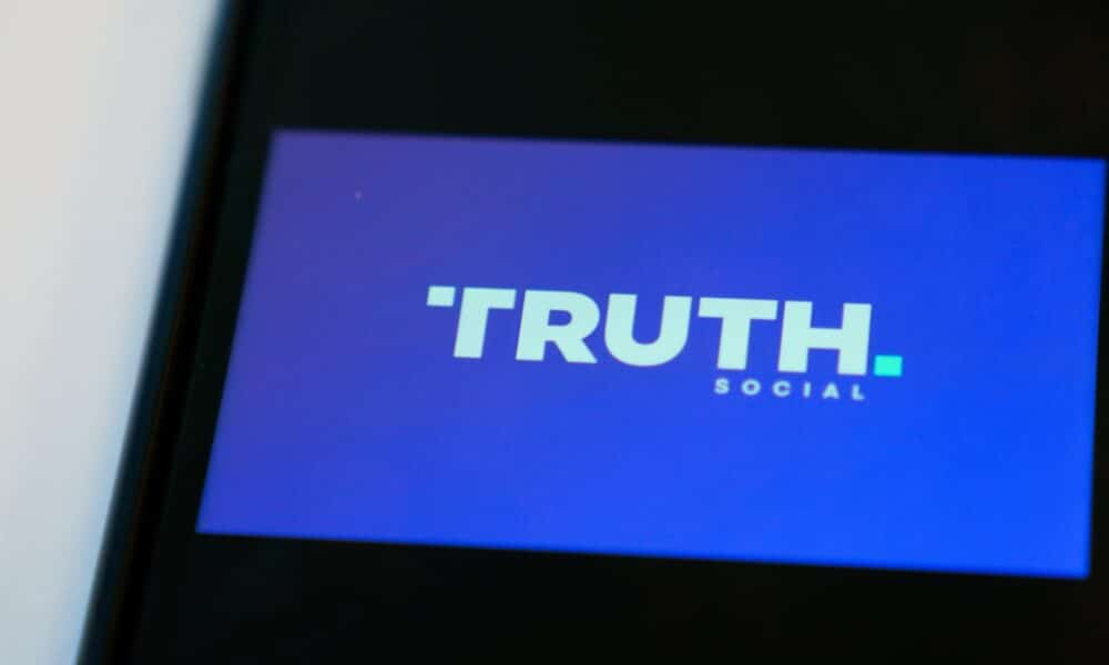 La aplicación Truth Social vista en un teléfono móvil. EFE/Will Oliver