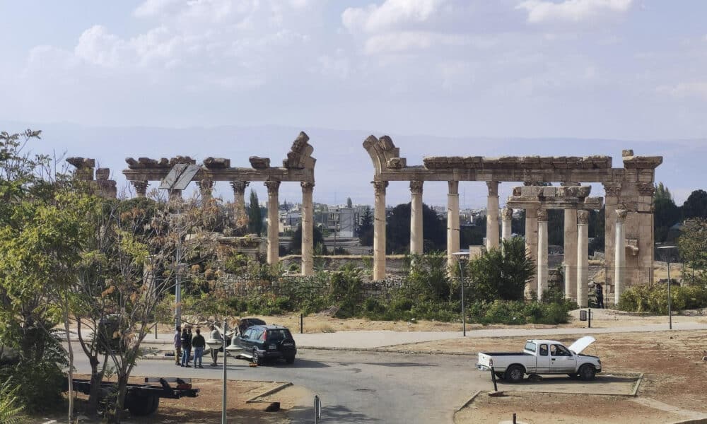 Las ruinas grecorromanas de Baalbek, en el este del Líbano y patrimonio de la humanidad por la Unesco, vistas hoy después de que Israel intensificara en los últimos días sus bombardeos contra la ciudad y sus alrededores. Conocida como la Ciudad del Sol, la histórica Baalbek, en el este del Líbano, recibió esta semana su primera orden de evacuación total por parte de Israel, que ha intensificado sus bombardeos contra la zona, amenazando unos de los vestigios romanos mejor conservados del mundo. EFE/Noemí Jabois