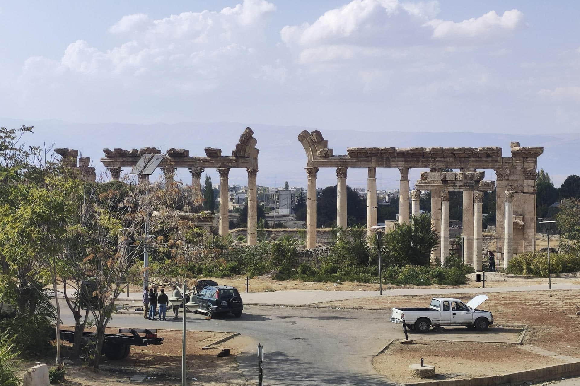 Las ruinas grecorromanas de Baalbek, en el este del Líbano y patrimonio de la humanidad por la Unesco, vistas hoy después de que Israel intensificara en los últimos días sus bombardeos contra la ciudad y sus alrededores. Conocida como la Ciudad del Sol, la histórica Baalbek, en el este del Líbano, recibió esta semana su primera orden de evacuación total por parte de Israel, que ha intensificado sus bombardeos contra la zona, amenazando unos de los vestigios romanos mejor conservados del mundo. EFE/Noemí Jabois