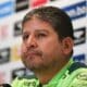 El seleccionador de fútbol de Bolivia, Oscar Villegas, habla durante una rueda de prensa. EFE/Luis Gandarillas