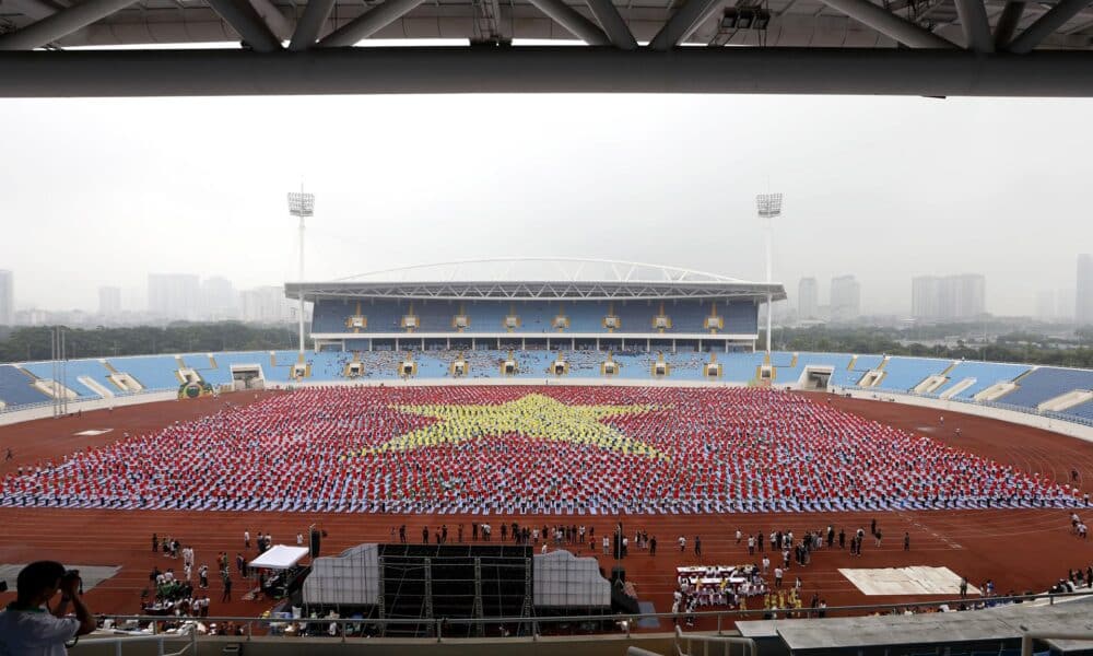 Fotografía de archivo de un grupo de personas recreando la bandera de Vietnam. 
EFE/EPA/LUONG THAI LINH