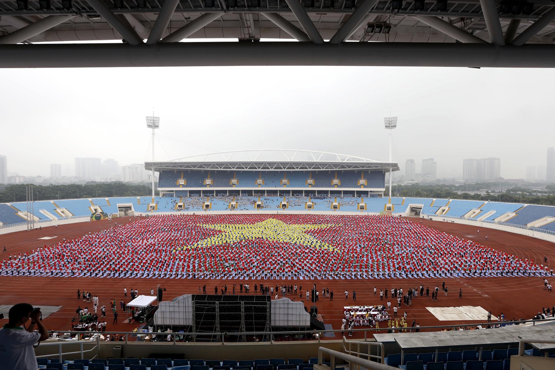 Fotografía de archivo de un grupo de personas recreando la bandera de Vietnam. 
EFE/EPA/LUONG THAI LINH