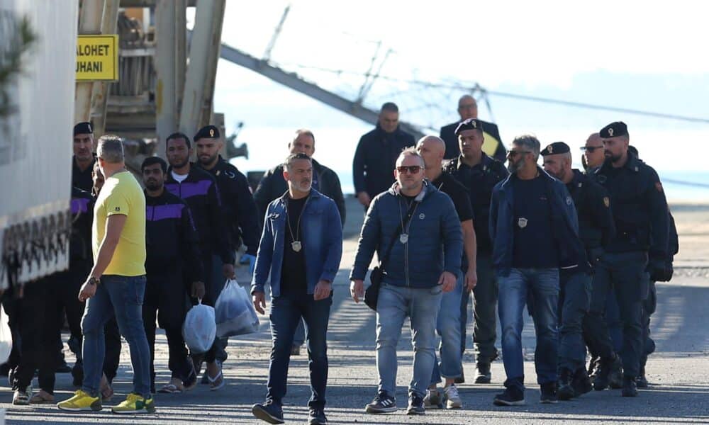 Un grupo de migrantes (L) interceptados en aguas internacionales alrededor de Italia, desembarcan en el buque de la Armada Italiana Libra en Shengjin, Albania, el 08 de noviembre de 2024. Italia ha enviado un grupo de 8 migrantes a Albania, después de que un grupo anterior fuera rechazado en octubre por no pasar el proceso de verificación, en un plan destinado a disuadir los peligrosos cruces marítimos al procesar las solicitudes de asilo fuera de la UE. La iniciativa enfrentó reveses legales después de que los tribunales italianos dictaminaran que los migrantes no podían ser retenidos en Albania debido a preocupaciones sobre su estatus legal. En respuesta, el gobierno italiano ajustó el marco legal, esperando que esto fortaleciera la política, que permite alojar temporalmente a hasta 3,000 hombres no vulnerables en instalaciones gestionadas por Italia en Albania. (Italia) EFE/EPA/MALTON DIBRA