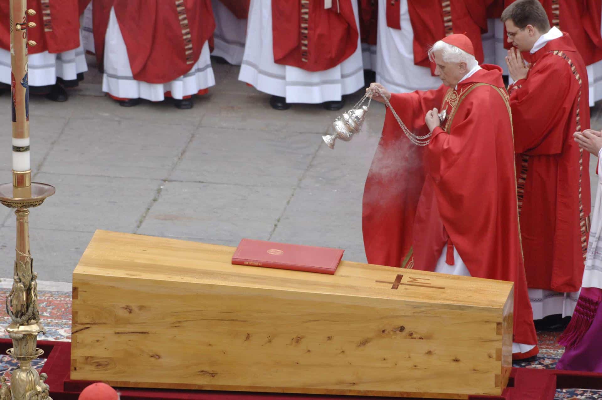 Foto archivo. Ciudad del Vaticano, 08/04/05.- El féretro con los restos mortales del papa Juan Pablo II durante el funeral celebrado hoy en la Plaza de San Pedro del Vaticano. EFE/Ángel Díaz.