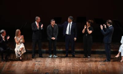 Fotografía cedida por el Gobierno de la Ciudad de Buenos Aires donde aparecen desde la izquierda Gustavo Mozzi, director de Música del Teatro Colón; África Guzmán, asistente de dirección del Ballet Estable del Teatro Colón; Andres Rodríguez, director de Opera del Teatro Colón; Julio Bocca, director de Ballet del Teatro Colón; Jorge Macri, alcalde de la Ciudad de Buenos Aires; Gabriela Ricardes, ministra de Cultura de la Ciudad de Buenos Aires, y Gerardo Grieco, director General del Teatro Colón, durante la presentación de Bocca como nuevo director de Ballet del Teatro Colón de Buenos Aires, en Buenos Aires (Argentina). EFE/ Gobierno De La Ciudad De Buenos Aires