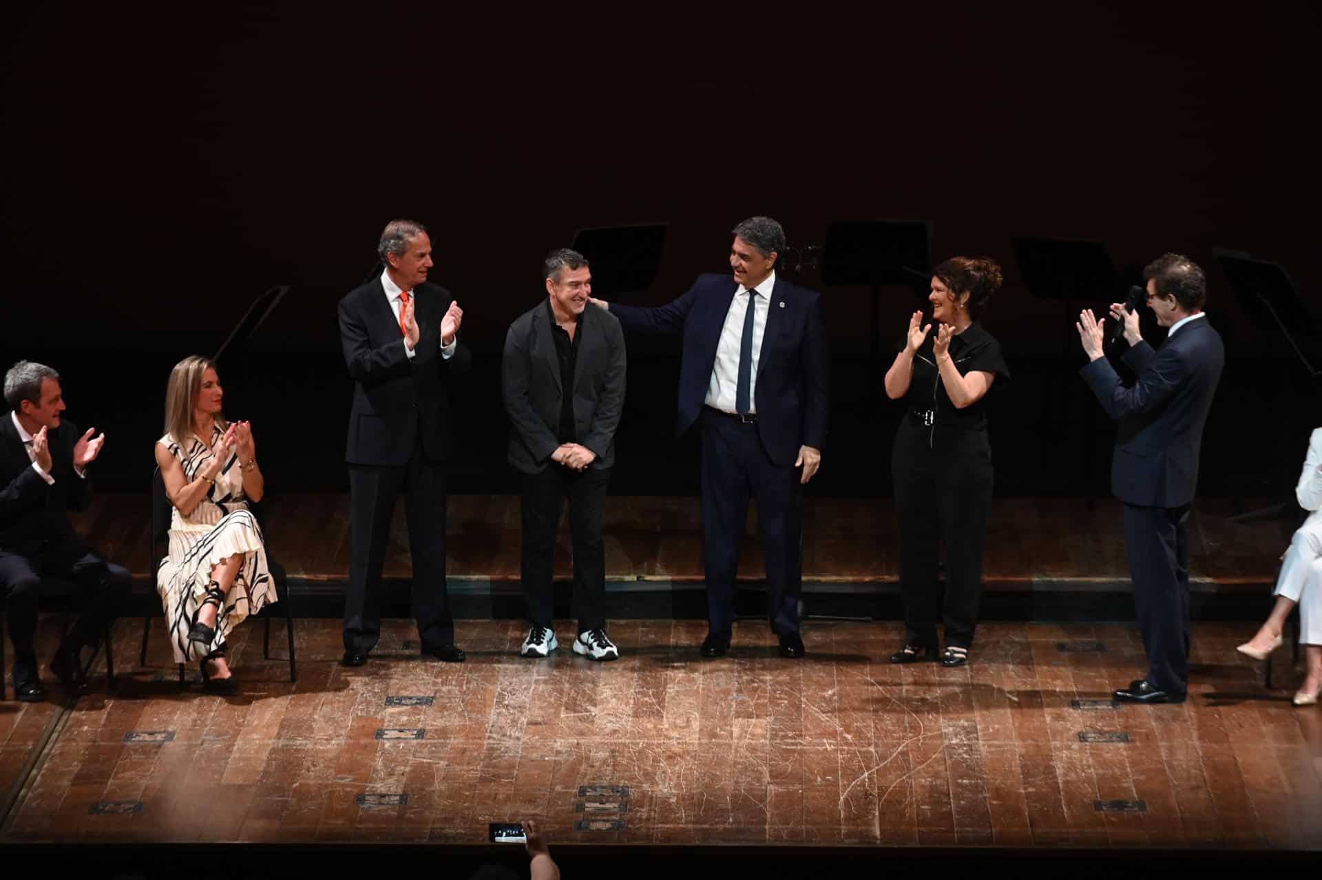 Fotografía cedida por el Gobierno de la Ciudad de Buenos Aires donde aparecen desde la izquierda Gustavo Mozzi, director de Música del Teatro Colón; África Guzmán, asistente de dirección del Ballet Estable del Teatro Colón; Andres Rodríguez, director de Opera del Teatro Colón; Julio Bocca, director de Ballet del Teatro Colón; Jorge Macri, alcalde de la Ciudad de Buenos Aires; Gabriela Ricardes, ministra de Cultura de la Ciudad de Buenos Aires, y Gerardo Grieco, director General del Teatro Colón, durante la presentación de Bocca como nuevo director de Ballet del Teatro Colón de Buenos Aires, en Buenos Aires (Argentina). EFE/ Gobierno De La Ciudad De Buenos Aires