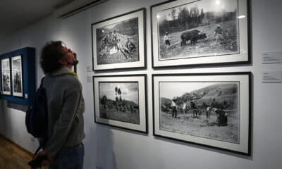 Una persona asiste a la exposición 'Diálogos fotográficos: Manuel Jesús Serrano-Martín Chambi' este jueves, en Quito (Ecuador). EFE/ José Jácome