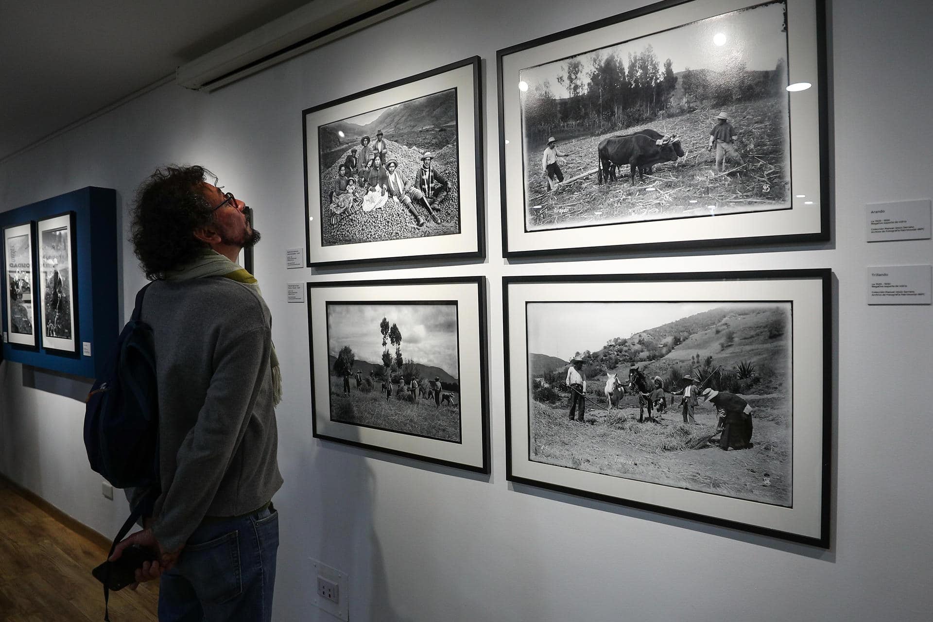 Una persona asiste a la exposición 'Diálogos fotográficos: Manuel Jesús Serrano-Martín Chambi' este jueves, en Quito (Ecuador). EFE/ José Jácome