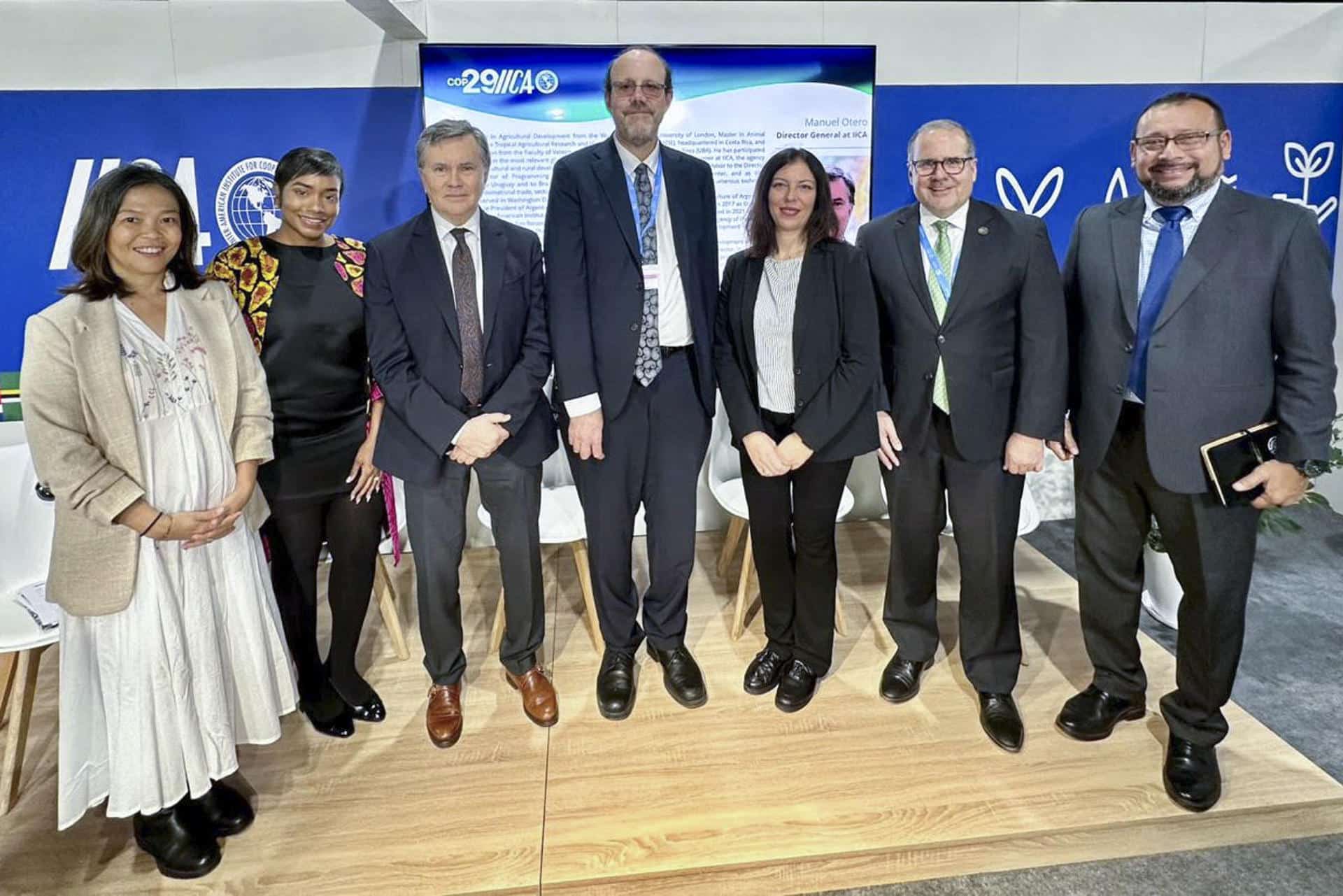 El director del Instituto Interamericano para la Cooperación de la Agricultura (IICA), Manuel Otero (c), entre otros durante la cumbre del clima de la ONU que arrancó este lunes en Bakú, Azerbaiyán, (COP29). Otero reivindicó este miércoles en la COP29 de Bakú la agricultura como parte de la solución climática y como instrumento de paz en tiempos de convulsiones y conflictos.  EFE/Marta Montojoes