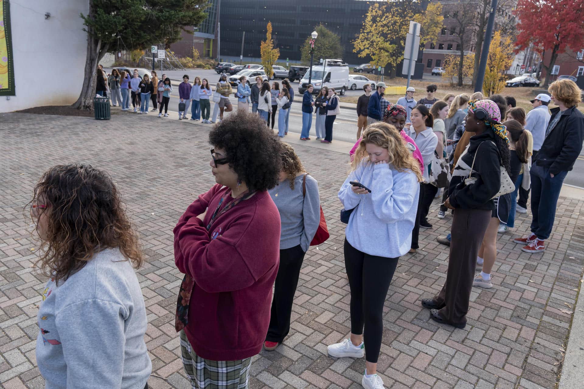 Personas esperan en una fila para votar en un centro de votación instalado en la tienda Banana Factory, este martes, en Bethlehem, Pensilvania (Estados Unidos). EFE/ Ángel Colmenares