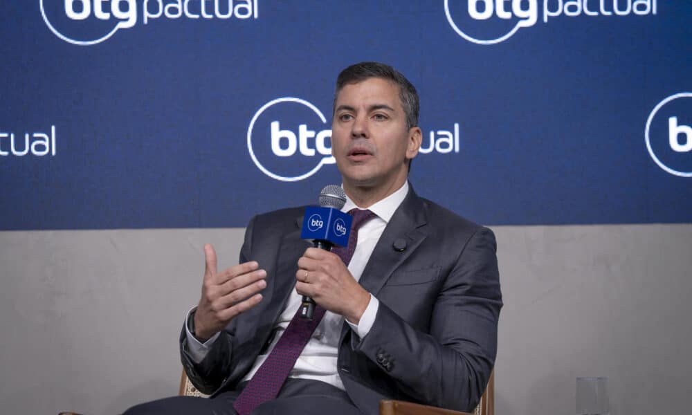 Fotografía cedida por BTG del presidente paraguayo, Santiago Peña hablando en el congreso AgroForum este lunes, Sao Paulo (Brasil). EFE/ Btg Pactual