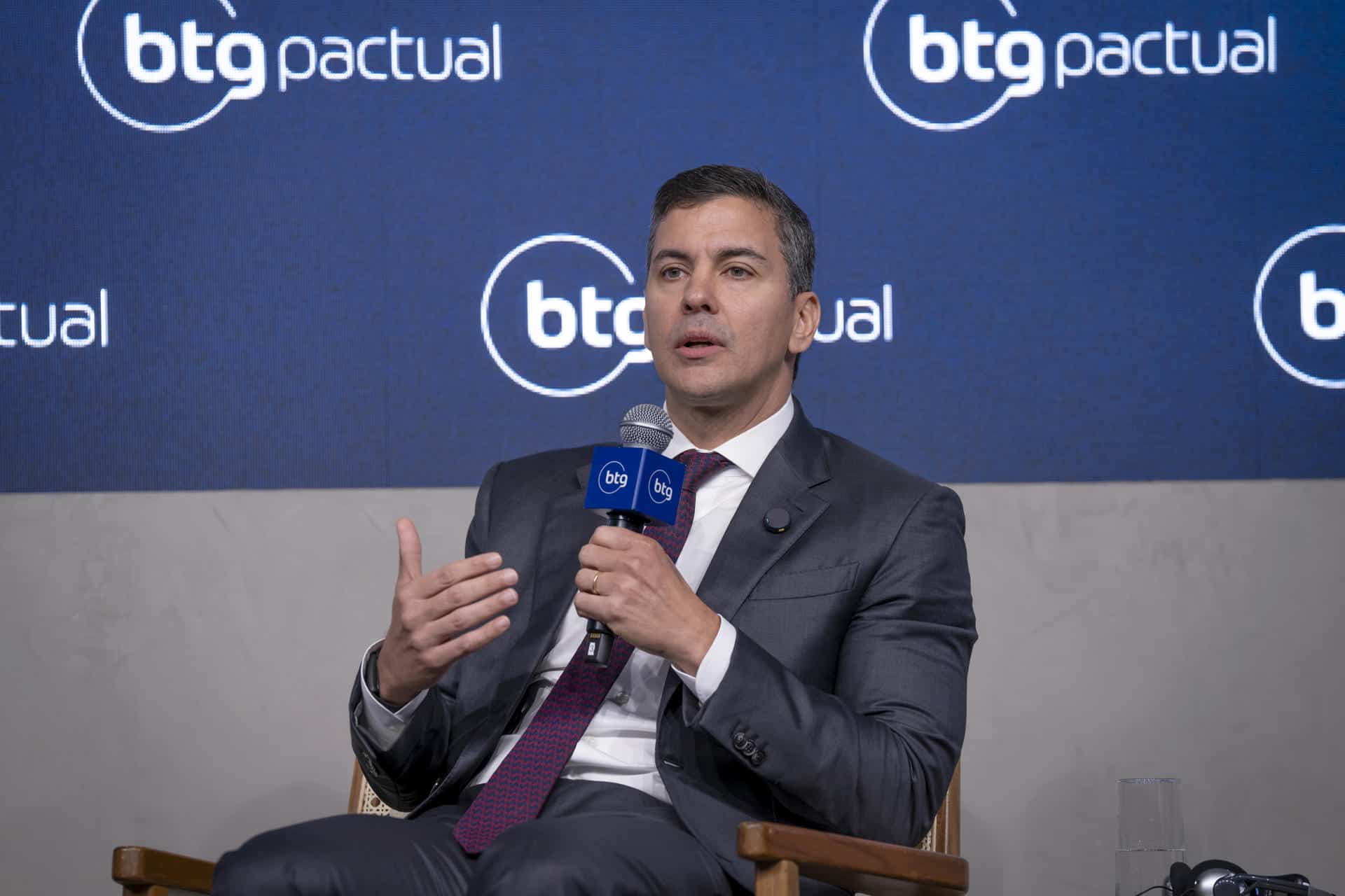 Fotografía cedida por BTG del presidente paraguayo, Santiago Peña hablando en el congreso AgroForum este lunes, Sao Paulo (Brasil). EFE/ Btg Pactual