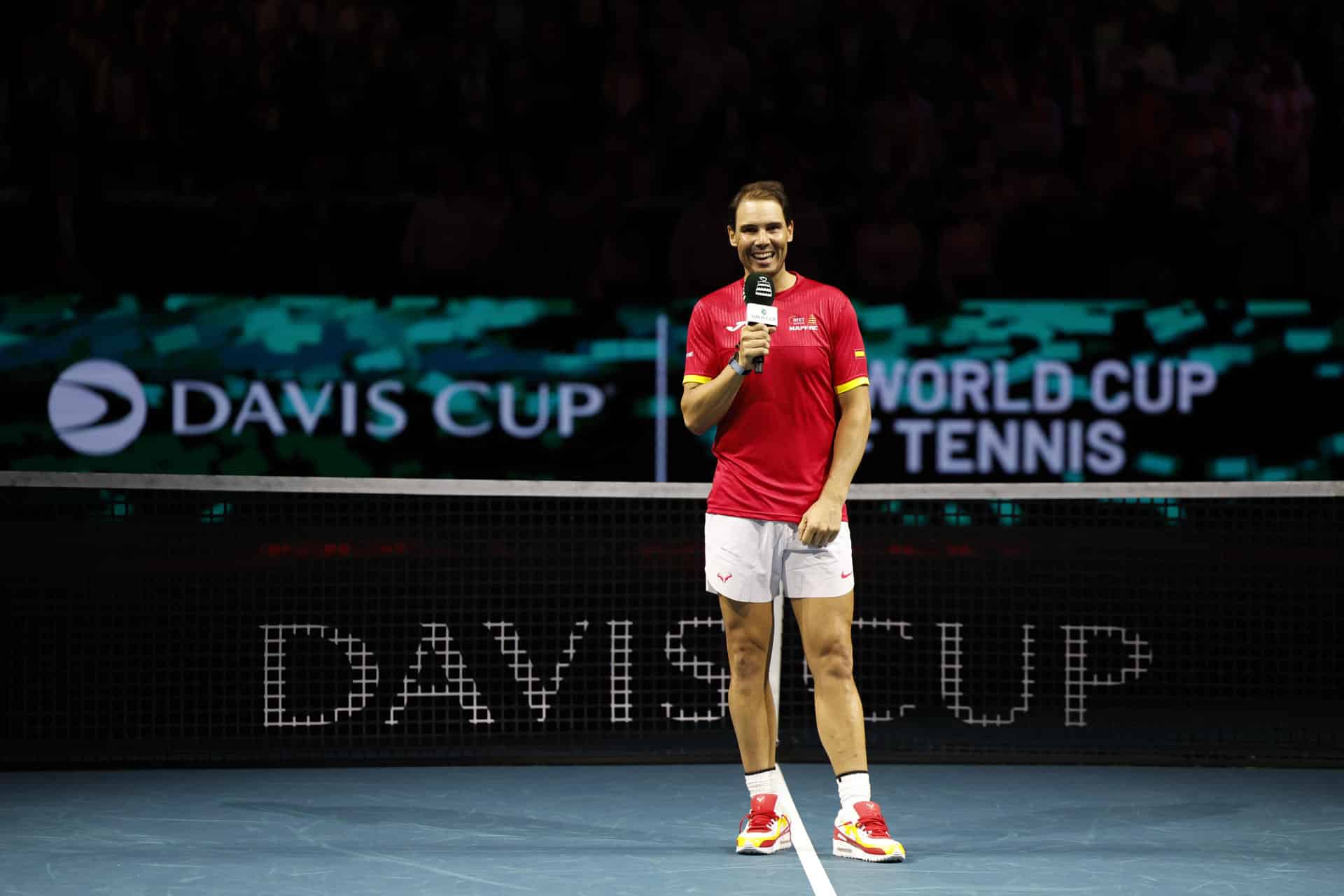 El tenista Rafa Nadal durante el homenaje que ha recibido a la finalización del último encuentro de Copa Davis que han disputado España y Paises Bajos correspondiente a los cuartos de final de la Copa Davis en el pabellón Martín Carpena de Málaga. EFE / Jorge Zapata.