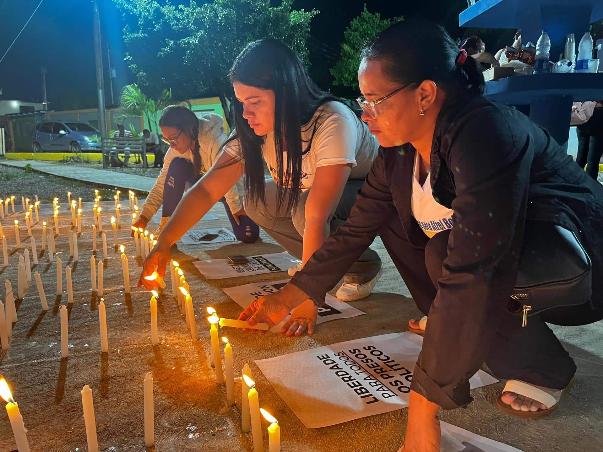 Fotografía cedida por el Comité por la Libertad de los Presos Políticos de familiares de privados de libertad en una manifestación este jueves, en las inmediaciones de la cárcel de Tocorón, en Tocorón (Venezuela). EFE/ Comité por la Libertad de los Presos Políticos