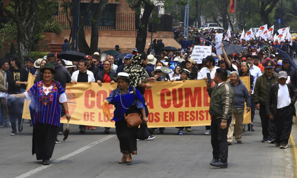 Manifestantes participan en una protesta contra la XXIX Cumbre Iberoamericana este jueves, en Cuenca (Ecuador). EFE/ Robert Puglla