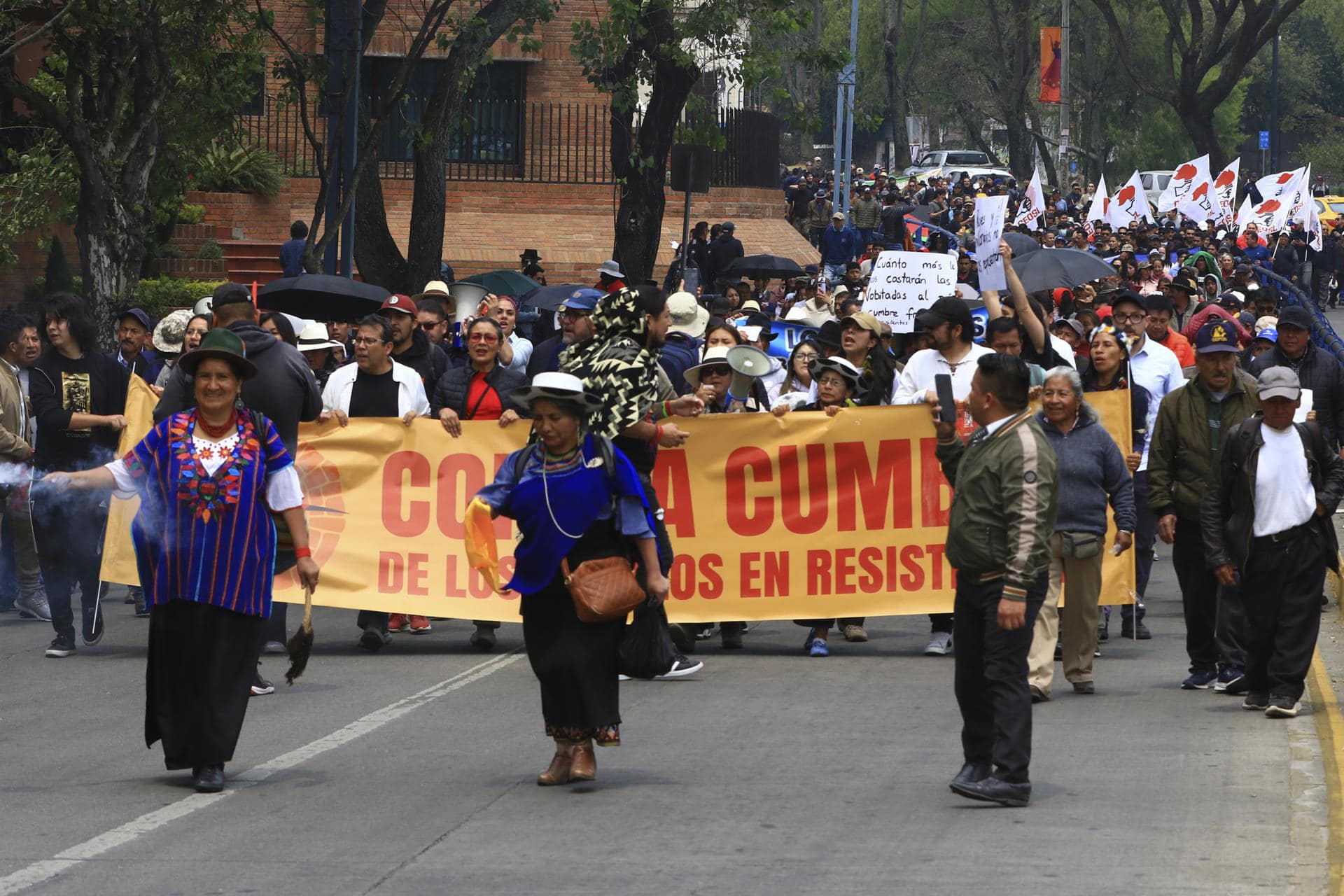 Manifestantes participan en una protesta contra la XXIX Cumbre Iberoamericana este jueves, en Cuenca (Ecuador). EFE/ Robert Puglla