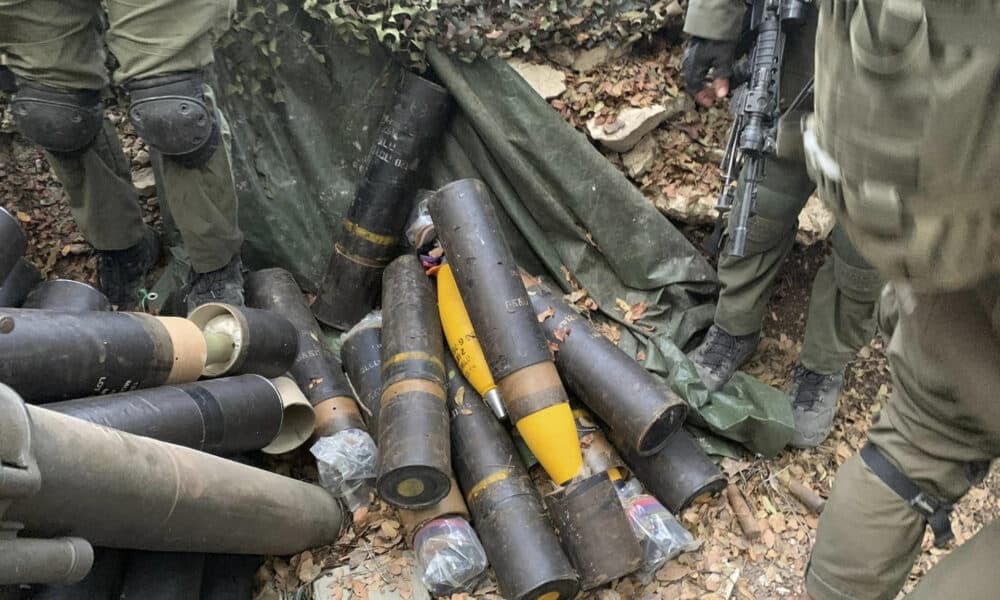 El Ejército israelí mantiene su ofensiva en el sur de Líbano, donde en los últimos días destruyó un par de bases subterráneas del grupo chií Hizbulá cercanas a la frontera, según un comunicado castrense. Durante sus operaciones, las tropas de la Brigada 646 ubicaron una "infraestructura subterránea" bajo una zona montañosa, que se extendía unos 70 metros y estaba equipada con suministros para largas estancias. Los soldados también encontraron otra estructura subterránea con armas y dependencias. Ambas estructuras fueron destruidas y las armas confiscadas. EFE/Ejército Israel/SOLO USO EDITORIAL/SOLO DISPONIBLE PARA ILUSTRAR LA NOTICIA QUE ACOMPAÑA (CRÉDITO OBLIGATORIO)