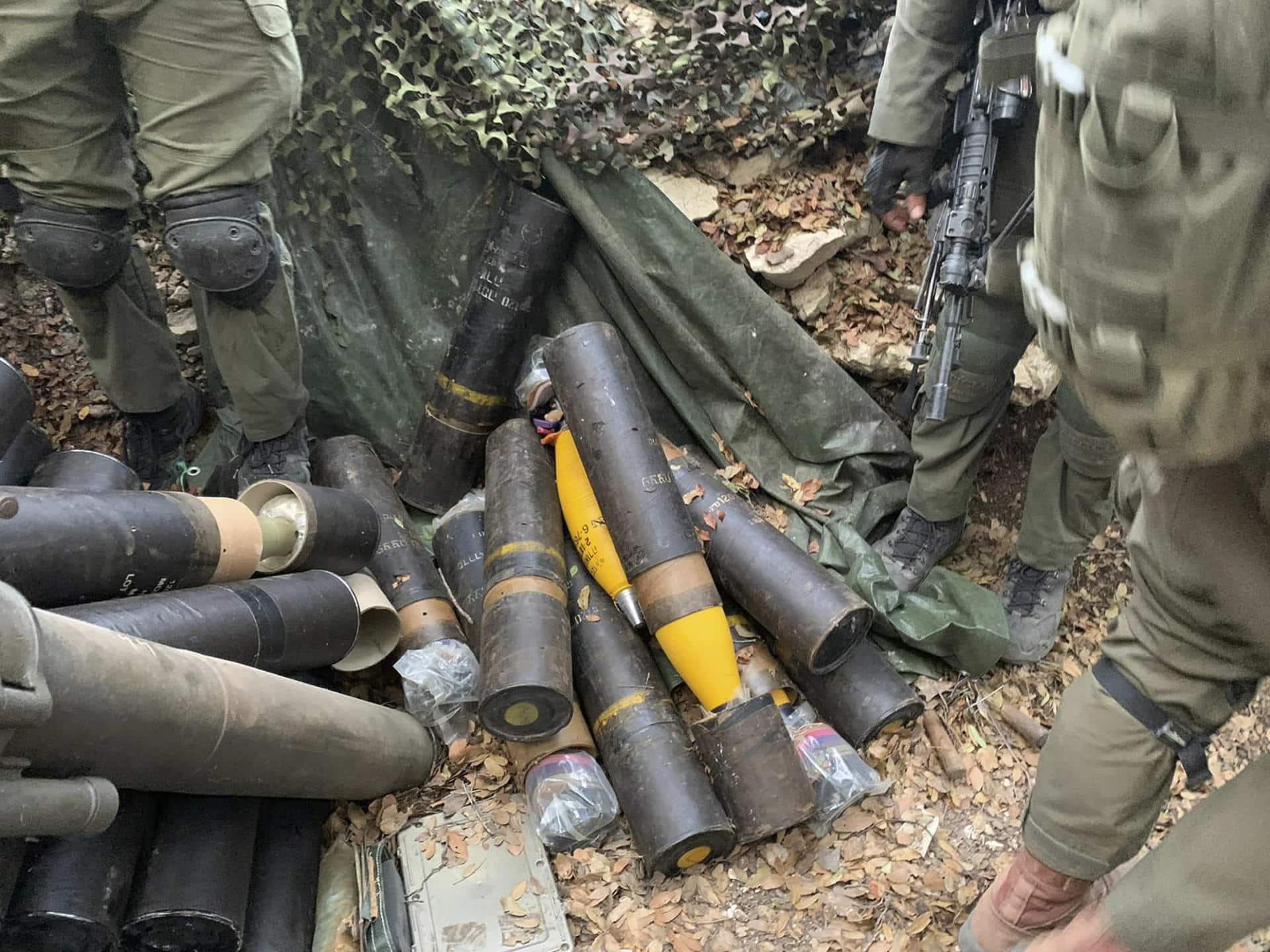 El Ejército israelí mantiene su ofensiva en el sur de Líbano, donde en los últimos días destruyó un par de bases subterráneas del grupo chií Hizbulá cercanas a la frontera, según un comunicado castrense. Durante sus operaciones, las tropas de la Brigada 646 ubicaron una "infraestructura subterránea" bajo una zona montañosa, que se extendía unos 70 metros y estaba equipada con suministros para largas estancias. Los soldados también encontraron otra estructura subterránea con armas y dependencias. Ambas estructuras fueron destruidas y las armas confiscadas. EFE/Ejército Israel/SOLO USO EDITORIAL/SOLO DISPONIBLE PARA ILUSTRAR LA NOTICIA QUE ACOMPAÑA (CRÉDITO OBLIGATORIO)