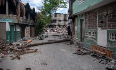 Fotografía de una calle con escombros y basura, este martes en Puerto Príncipe (Haití), paralizado por segundo día consecutivo con el cierre del principal aeropuerto, las escuelas y numerosas instituciones públicas y privadas, tras la violenta jornada del lunes, a raíz de las amenazas de bandas armadas que controlan alrededor del 80 % de la capital haitiana. EFE/ Johnson Sabin