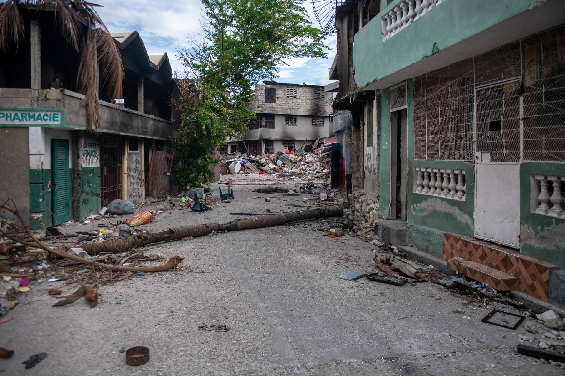 Fotografía de una calle con escombros y basura, este martes en Puerto Príncipe (Haití), paralizado por segundo día consecutivo con el cierre del principal aeropuerto, las escuelas y numerosas instituciones públicas y privadas, tras la violenta jornada del lunes, a raíz de las amenazas de bandas armadas que controlan alrededor del 80 % de la capital haitiana. EFE/ Johnson Sabin