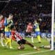 El jugador del PSV Ryan Flamingo (C) y el del FK Shakhtar Donetsk Dmytro Riznyk (d) durante el partido de la UEFA Champions league que han jugado PSV Eindhoven y Shakhtar Donetsk en el Phillips Stadium en Eindhoven, Países Bajos. EFE/EPA/MAURICE VAN STEEN