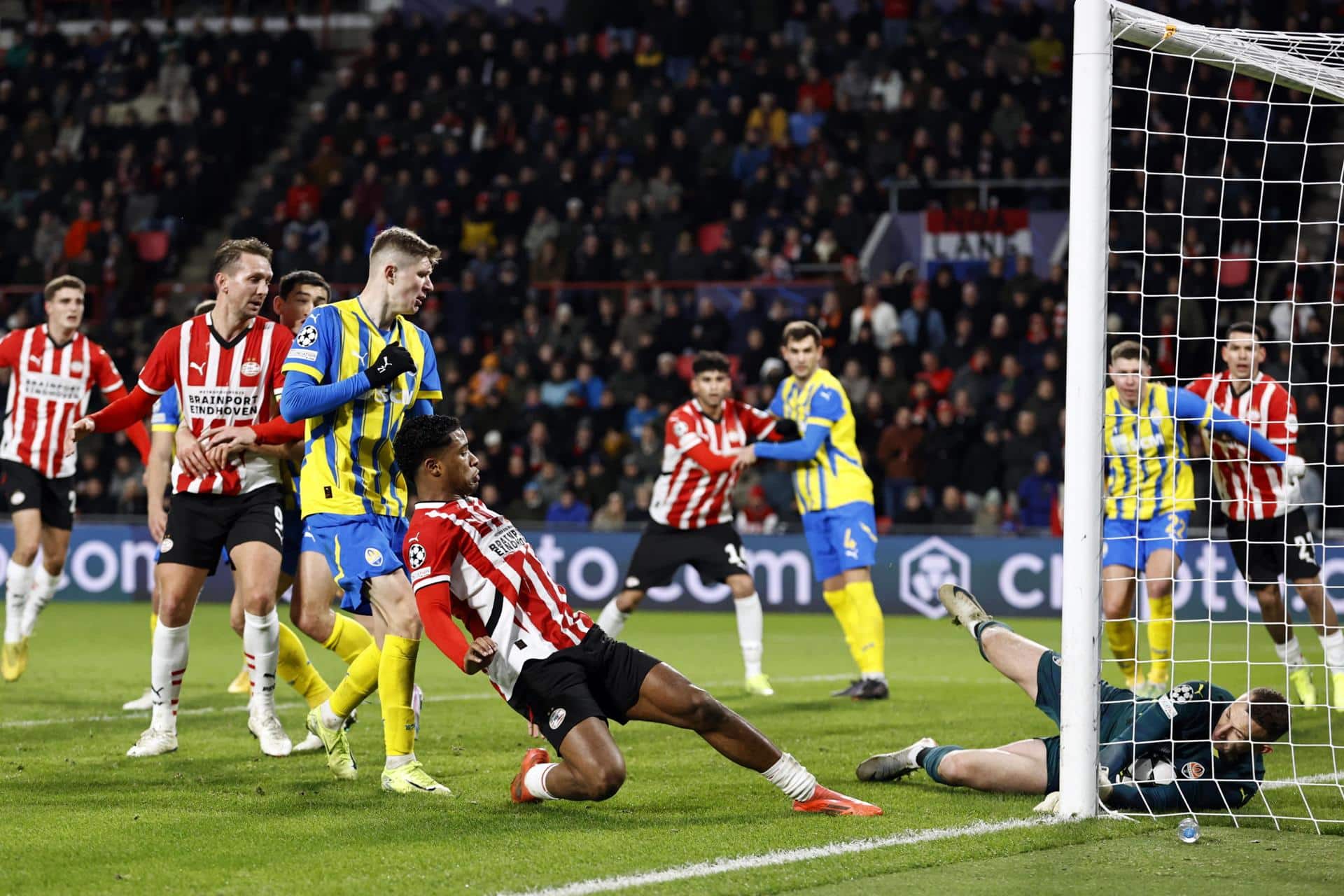 El jugador del PSV Ryan Flamingo (C) y el del FK Shakhtar Donetsk Dmytro Riznyk (d) durante el partido de la UEFA Champions league que han jugado PSV Eindhoven y Shakhtar Donetsk en el Phillips Stadium en Eindhoven, Países Bajos. EFE/EPA/MAURICE VAN STEEN