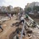 Decenas de voluntarios trabajan para despejar uno de los puentes de Paiporta, Valencia, este lunes. EFE/ Manuel Bruque