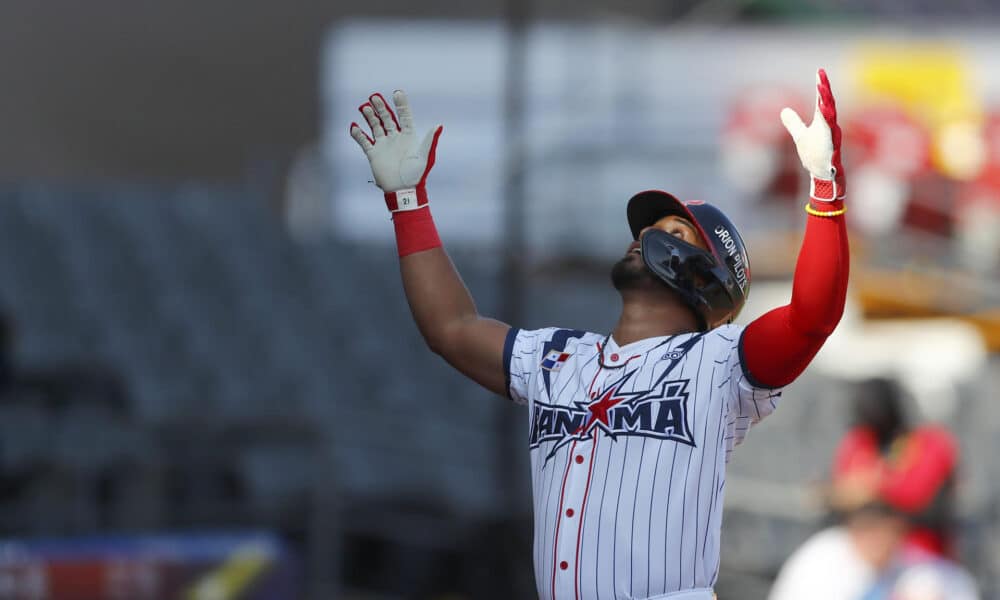 Jhonny Santos de Panamá celebra una carrera ante Venezuela este domingo en un juego del Premier 12 de la Confederación Mundial de Béisbol y Sóftbol (WBSC) realizado en el Estadio Panamericano de Béisbol, en Guadalajara, Jalisco (México). EFE/Francisco Guasco