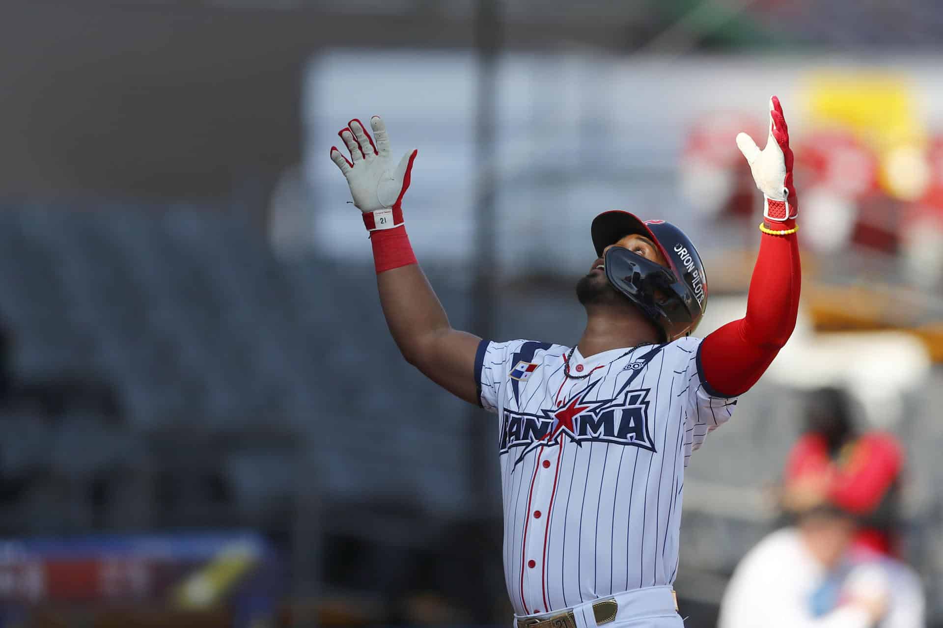 Jhonny Santos de Panamá celebra una carrera ante Venezuela este domingo en un juego del Premier 12 de la Confederación Mundial de Béisbol y Sóftbol (WBSC) realizado en el Estadio Panamericano de Béisbol, en Guadalajara, Jalisco (México). EFE/Francisco Guasco