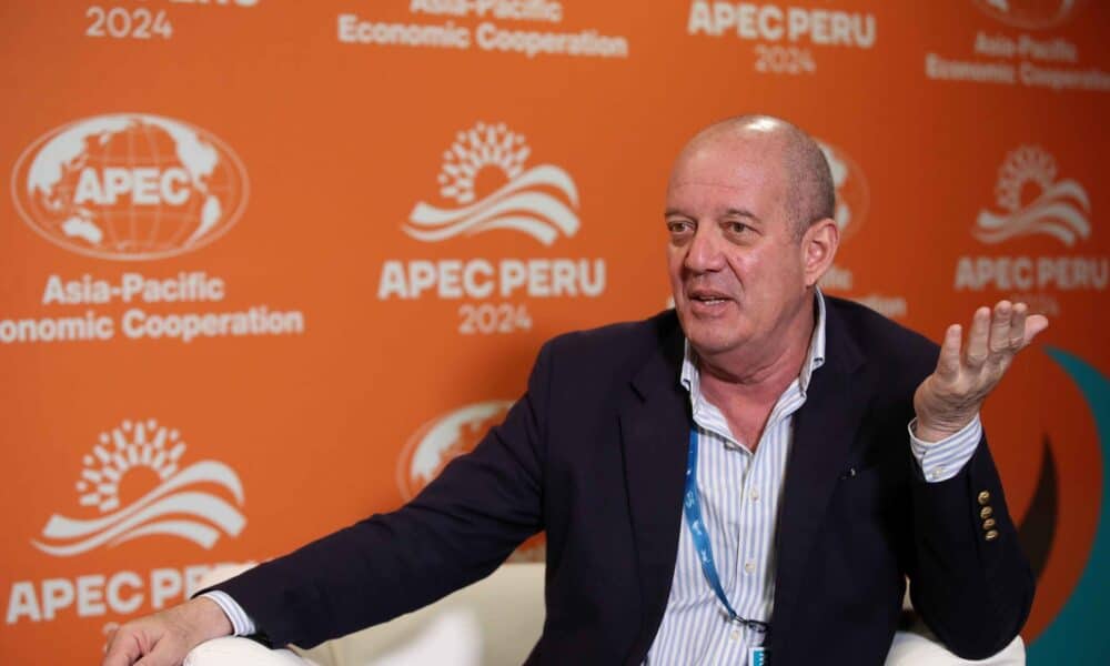 El presidente del Grupo de Trabajo de la Presidencia pro tempore de APEC PERU 2024, el embajador Carlos Chávez-Tafur, habla durante una entrevista con EFE este domingo en Lima (Perú). EFE/Paolo Aguilar